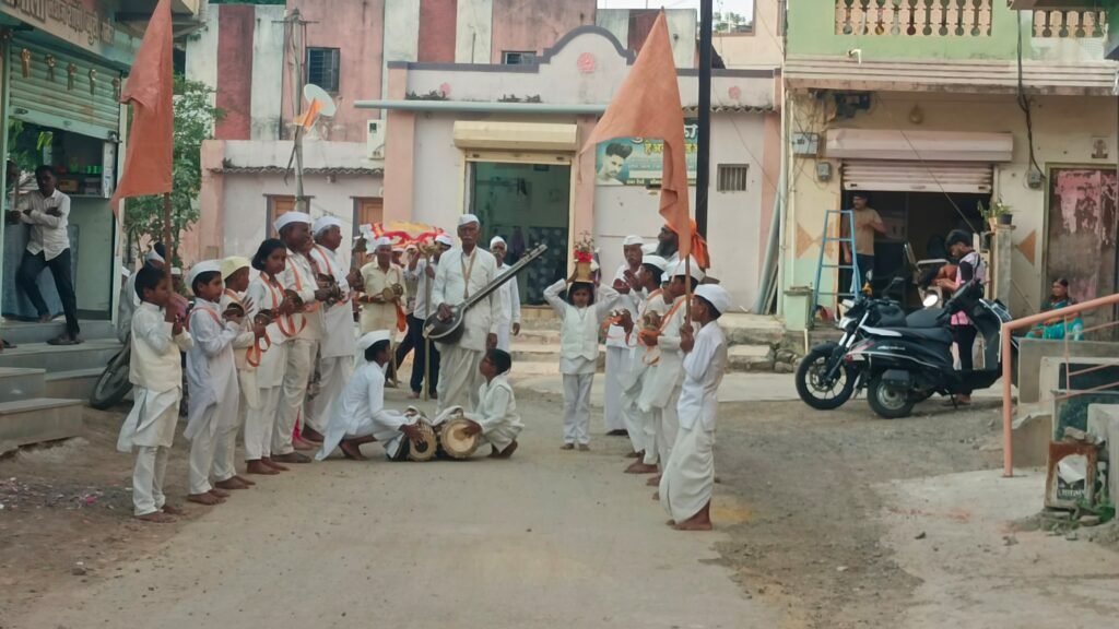 शिंगवे येथे दर पौर्णिमेला भैरवनाथ पालखी सोहळा ; वारकरी विद्यार्थ्यांचा सहभाग; ग्रामस्थांकडून पालखीचे स्वागत !! 1011086985