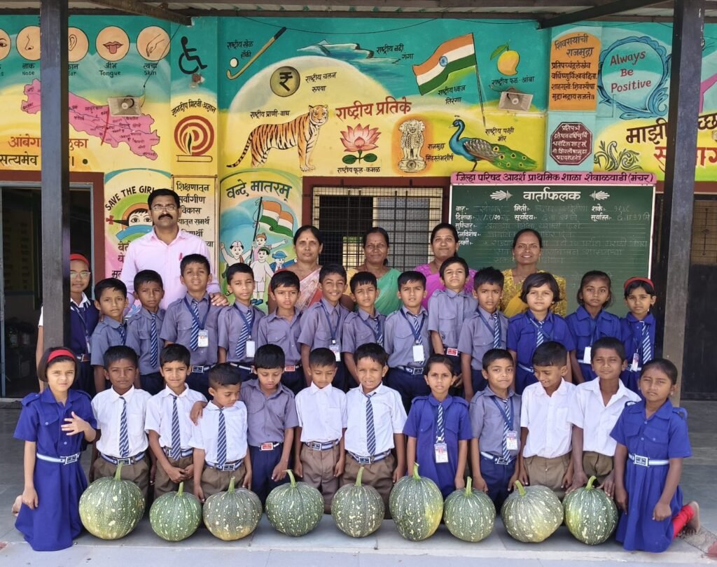 परसबागेत फुलतेय शेतीची शाळा; डांगर भोपळ्यातून विद्यार्थ्यांना कृतीतून शिक्षण !! 1011108910