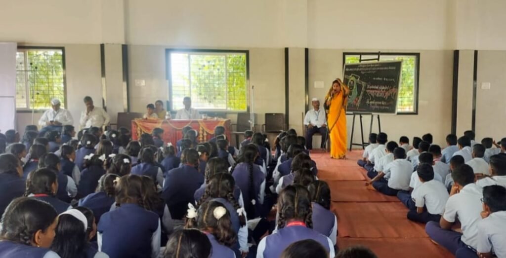 फुले दाम्पत्याचा स्त्रीशिक्षणासाठीचा संघर्ष आजच्या पिढीने समजून घ्यावा ; मी सावित्रीबाई फुले बोलते’ एकपात्री प्रयोगातून सुवर्णा भुजबळ यांनी उलगडला संघर्षमय जीवनपट !! 1011109137
