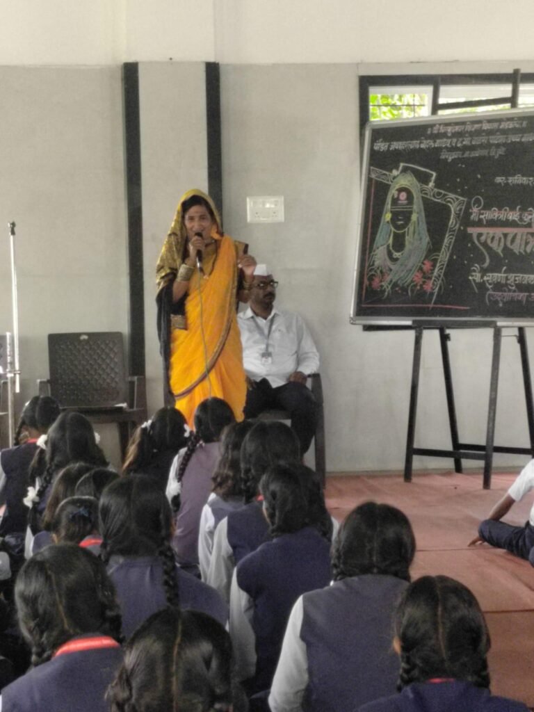 फुले दाम्पत्याचा स्त्रीशिक्षणासाठीचा संघर्ष आजच्या पिढीने समजून घ्यावा ; मी सावित्रीबाई फुले बोलते’ एकपात्री प्रयोगातून सुवर्णा भुजबळ यांनी उलगडला संघर्षमय जीवनपट !! 1011109141