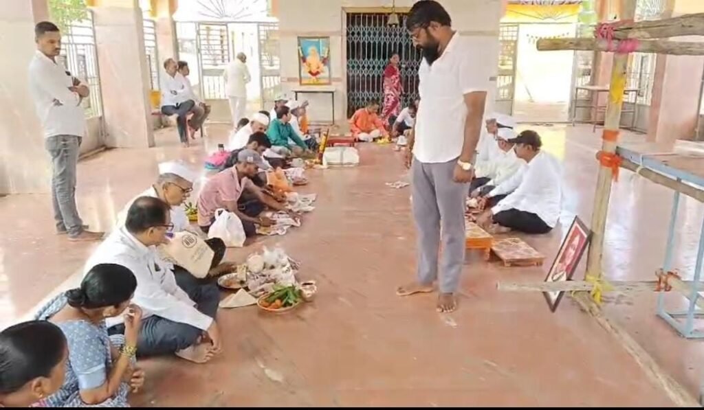 आई-वडिलांच्या स्मरणार्थ खडकवाडी ग्रामस्थांचा एकत्रित चौथभरणीचा उपक्रम ; 1011115701