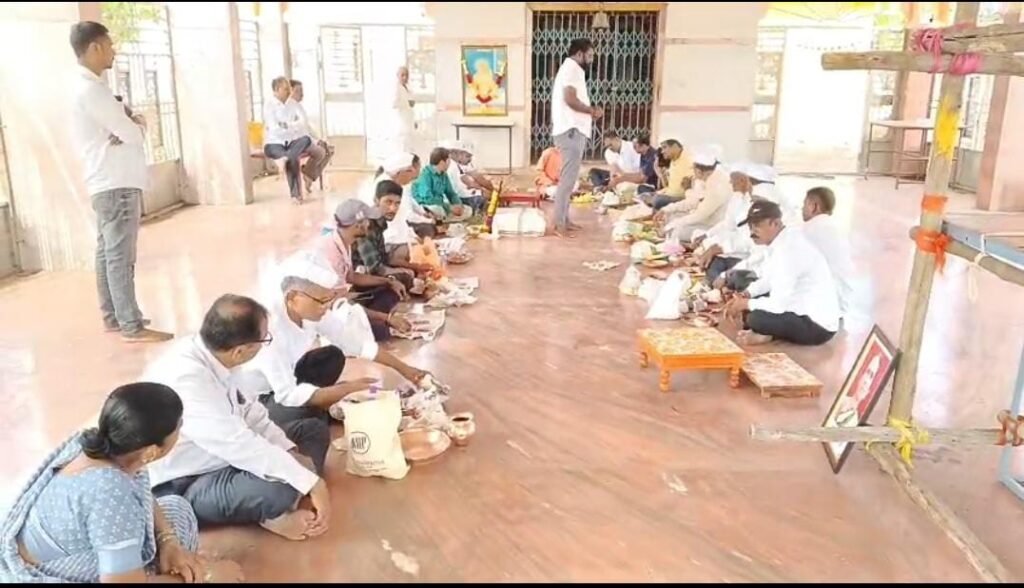 आई-वडिलांच्या स्मरणार्थ खडकवाडी ग्रामस्थांचा एकत्रित चौथभरणीचा उपक्रम ; 1011115704