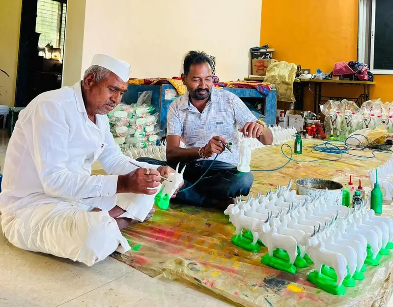 धामणीत बैलजोड्या निर्मितीला वेग; पुणे-मुंबईसह यवतमाळपर्यंत मागणी ; भाद्रपदी बैलपोळ्याच्या पार्श्वभूमीवर तीन हजार बैलजोड्या तयार; ग्रामीण संस्कृतीची परंपरा जपणाऱ्या कलेला बाजारपेठ !! 1011177902