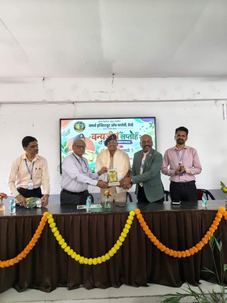 पर्यावरण संवर्धनातून मानव संवर्धनाचा संदेश ; वनरक्षक रमेश खरमाळे यांचे विद्यार्थ्यांना प्रेरणादायी मार्गदर्शन !! 1011198446