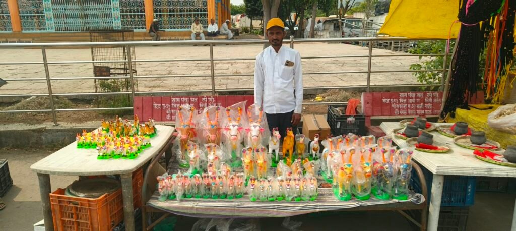 बैलपोळा, घटस्थापना तोंडावर; साहित्य विक्रीसाठी दाखल, मात्र ग्राहकांची संख्या रोडावली !! 1011216666