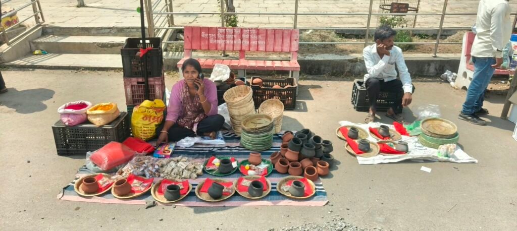 बैलपोळा, घटस्थापना तोंडावर; साहित्य विक्रीसाठी दाखल, मात्र ग्राहकांची संख्या रोडावली !! 1011216671
