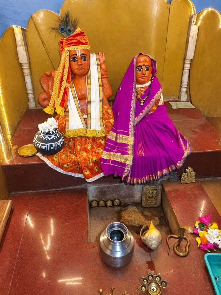 खडकवाडीच्या श्री भैरवनाथ मंदिरात नवरात्रोत्सवाचा धार्मिक सोहळा ; घटस्थापनेने उत्सवाला प्रारंभ; सोंगट्यांच्या पारंपरिक खेळाला शेकडो वर्षांची परंपरा !! 1011257709