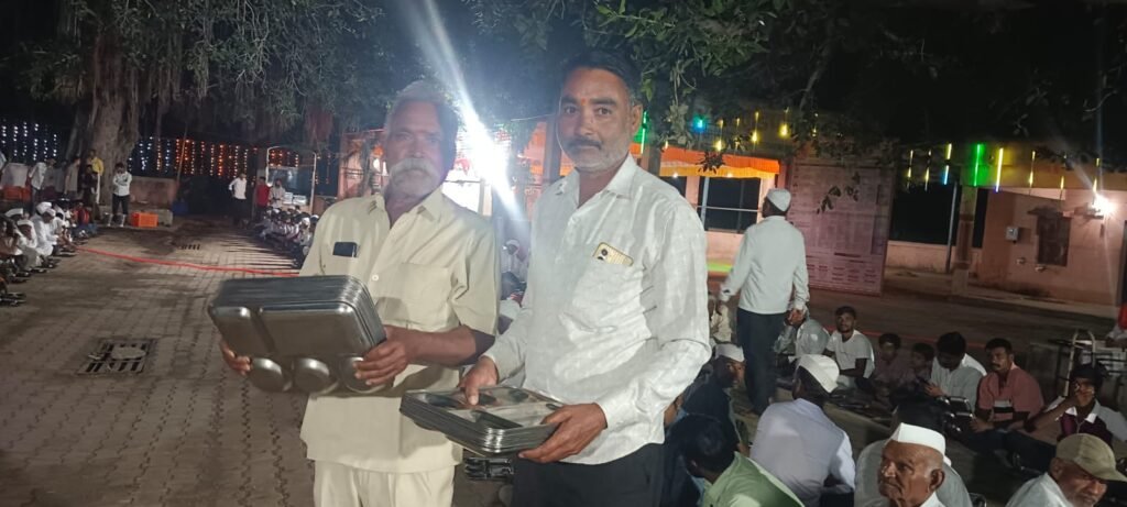 पत्रावळींना फाटा देत ढोबळेवाडी (जारकरवाडी) येथे अन्नदानाच्या पंगतीत स्टीलच्या ताटांचा वापर; वडजादेवी नवरात्र महोत्सव समितीचा पर्यावरणपूरक उपक्रम! 1011329002
