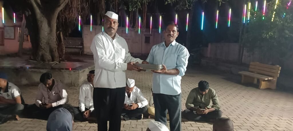 पत्रावळींना फाटा देत ढोबळेवाडी (जारकरवाडी) येथे अन्नदानाच्या पंगतीत स्टीलच्या ताटांचा वापर; वडजादेवी नवरात्र महोत्सव समितीचा पर्यावरणपूरक उपक्रम! 1011329003
