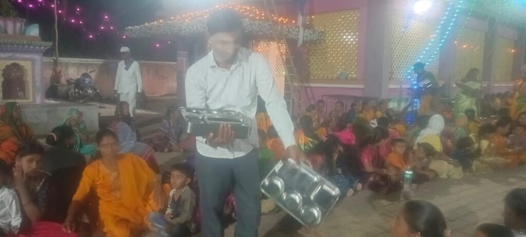 पत्रावळींना फाटा देत ढोबळेवाडी (जारकरवाडी) येथे अन्नदानाच्या पंगतीत स्टीलच्या ताटांचा वापर; वडजादेवी नवरात्र महोत्सव समितीचा पर्यावरणपूरक उपक्रम! 1011329004