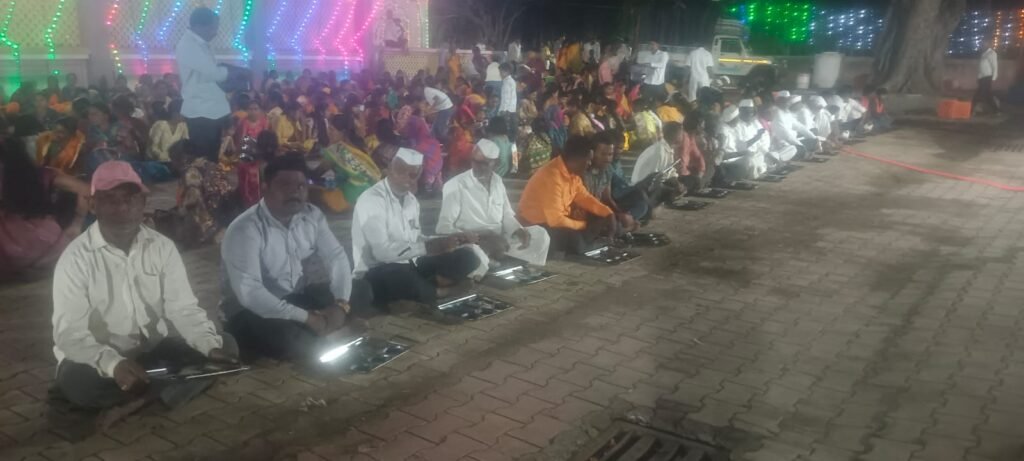 पत्रावळींना फाटा देत ढोबळेवाडी (जारकरवाडी) येथे अन्नदानाच्या पंगतीत स्टीलच्या ताटांचा वापर; वडजादेवी नवरात्र महोत्सव समितीचा पर्यावरणपूरक उपक्रम! 1011329005
