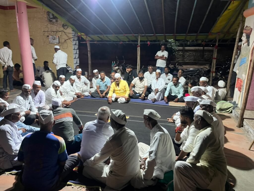 खडकवाडीत रंगतोय सोंगट्यांचा पारंपरिक खेळ ; रात्री उशिरापर्यंत रंगते मैफल !! 1011340147