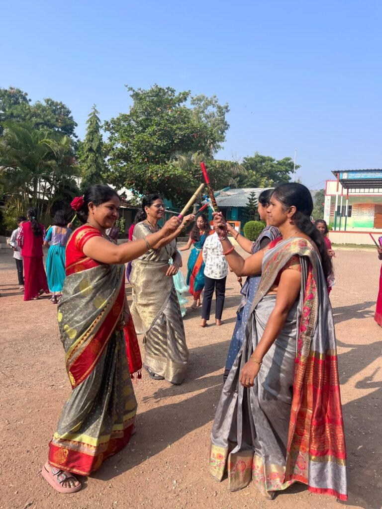 थोरांदळेच्या जिल्हा परिषद शाळेत महाभोंडल्याचा उत्साह; दांडियाच्या तालावर विद्यार्थ्यांचा ठेका !! 1011379338