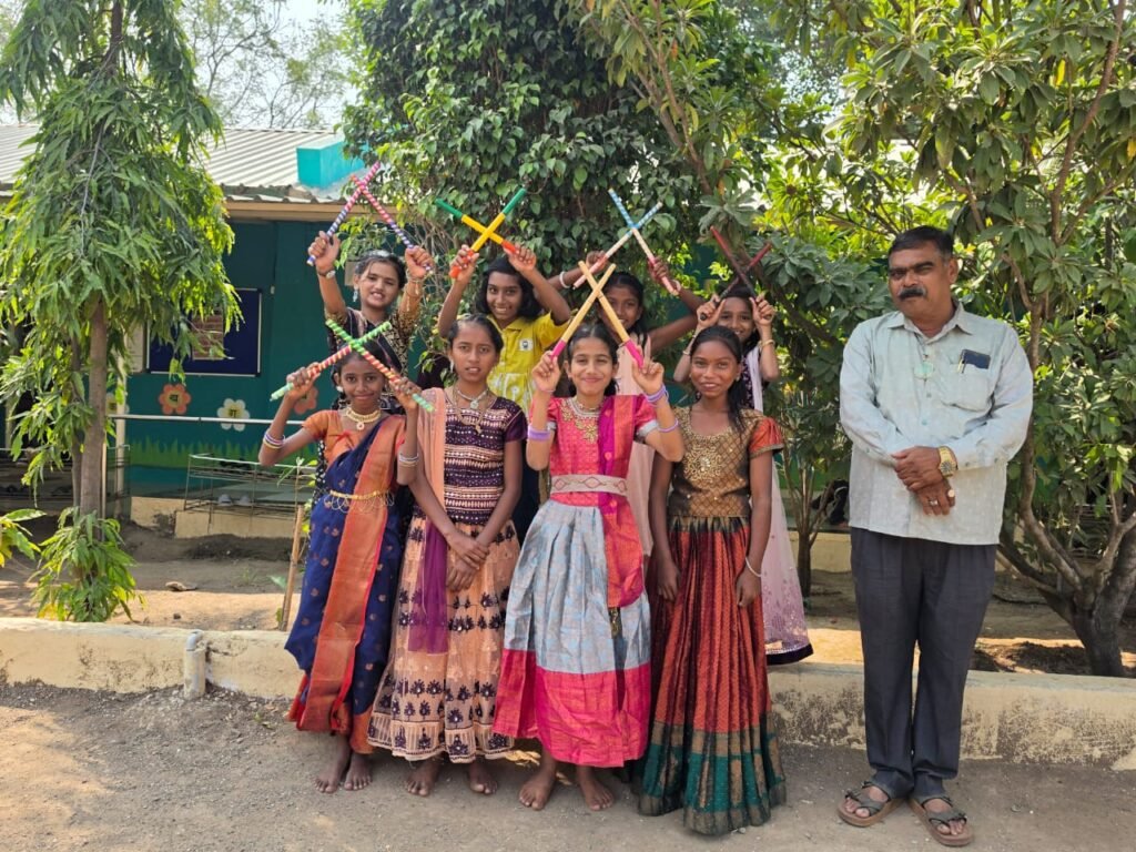 थोरांदळेच्या जिल्हा परिषद शाळेत महाभोंडल्याचा उत्साह; दांडियाच्या तालावर विद्यार्थ्यांचा ठेका !! 1011379343