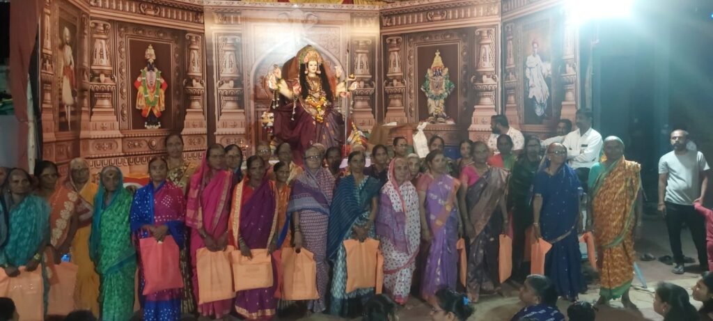 आदर्श ग्राम गावडेवाडी येथे एकल महिलांचा साडी चोळी, हळद-कुंकू देऊन सन्मान !! 1011379487
