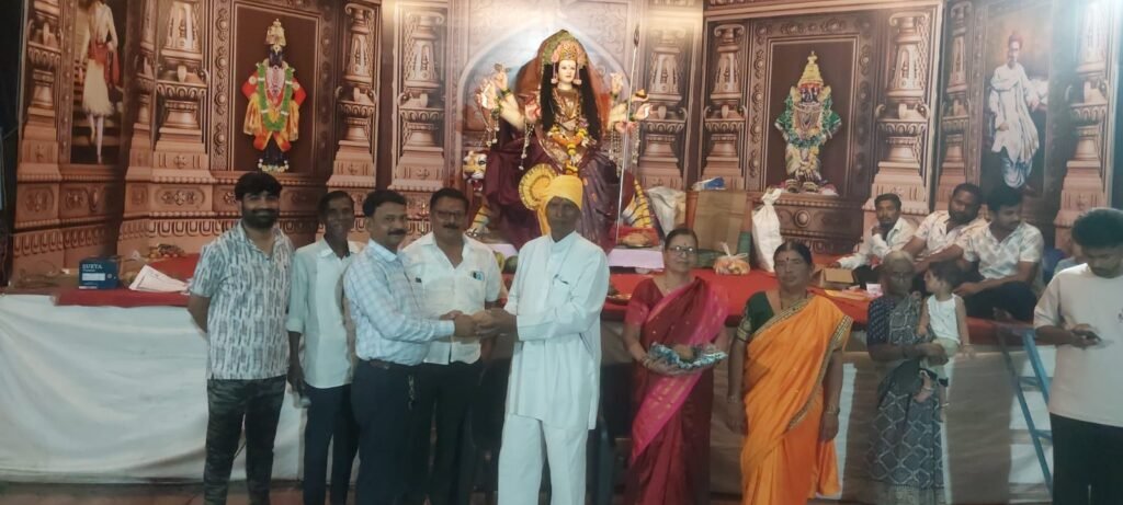 आदर्श ग्राम गावडेवाडी येथे एकल महिलांचा साडी चोळी, हळद-कुंकू देऊन सन्मान !! 1011379489