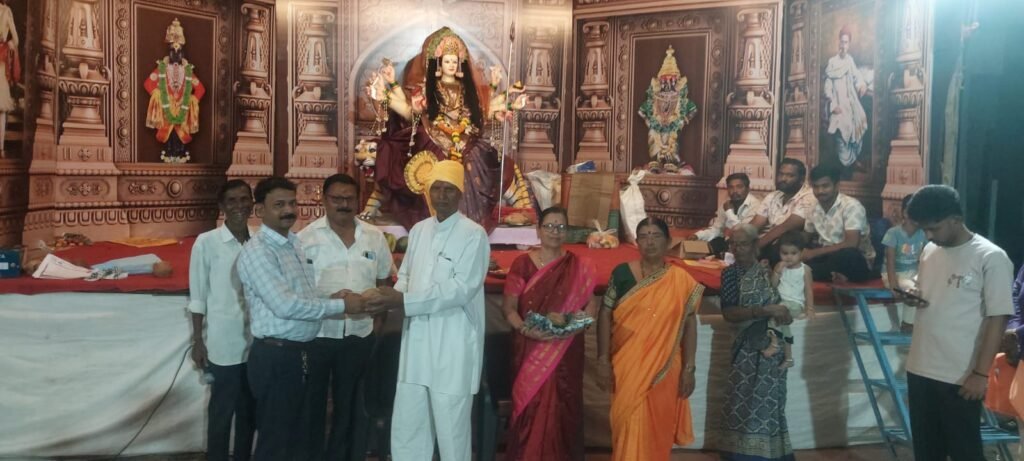 आदर्श ग्राम गावडेवाडी येथे एकल महिलांचा साडी चोळी, हळद-कुंकू देऊन सन्मान !! 1011379492