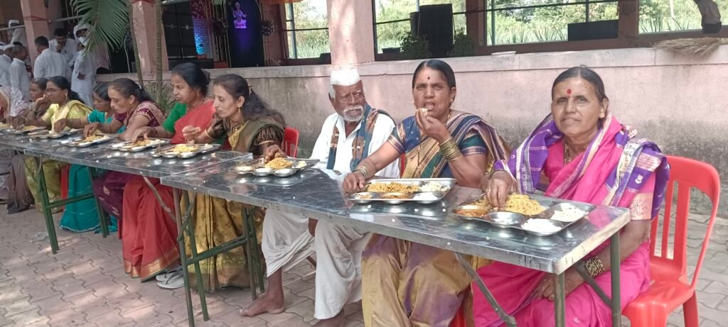 वडजादेवी नवरात्र महोत्सवात धार्मिकतेसोबत सामाजिक बांधिलकीचा जागर ; उपवास करणाऱ्या भगिनींचा सन्मान; पत्रावळीविरहित अन्नपंक्ती, महिला महाआरती, होम-हवन व कन्यापूजेने उत्सवाला वेगळे स्वरूप !! 1011397145