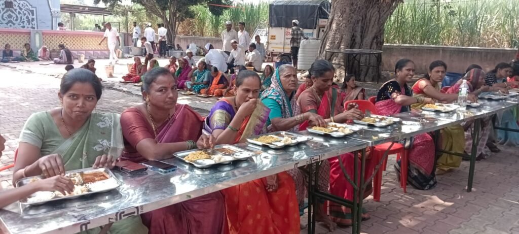वडजादेवी नवरात्र महोत्सवात धार्मिकतेसोबत सामाजिक बांधिलकीचा जागर ; उपवास करणाऱ्या भगिनींचा सन्मान; पत्रावळीविरहित अन्नपंक्ती, महिला महाआरती, होम-हवन व कन्यापूजेने उत्सवाला वेगळे स्वरूप !! 1011397215