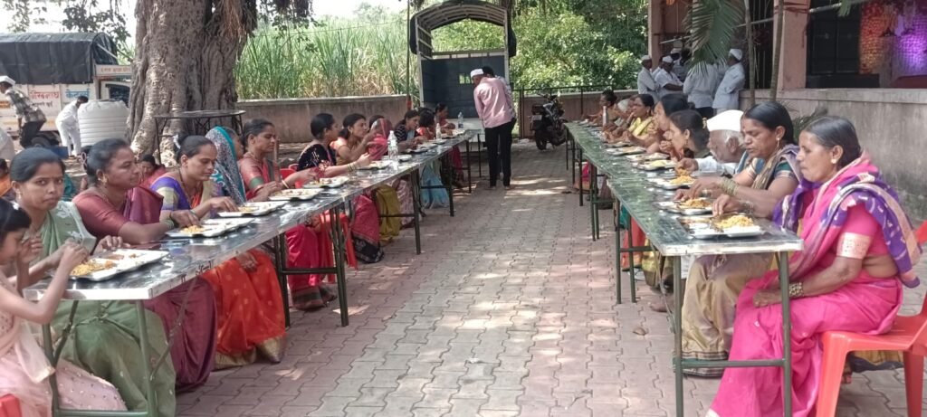 वडजादेवी नवरात्र महोत्सवात धार्मिकतेसोबत सामाजिक बांधिलकीचा जागर ; उपवास करणाऱ्या भगिनींचा सन्मान; पत्रावळीविरहित अन्नपंक्ती, महिला महाआरती, होम-हवन व कन्यापूजेने उत्सवाला वेगळे स्वरूप !! 1011397221