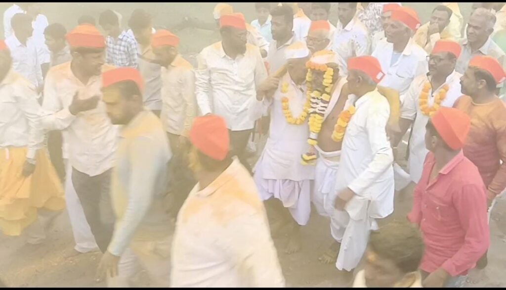 जारकरवाडीत पारंपरिक पद्धतीने दसरा उत्साहात ; बिरोबा मंदिरात दहा दिवसांचा कीर्तन महोत्सव; बारा गाड्या ओढण्यासह गजी नृत्याने रंगला दसरा सोहळा !! 1011400446