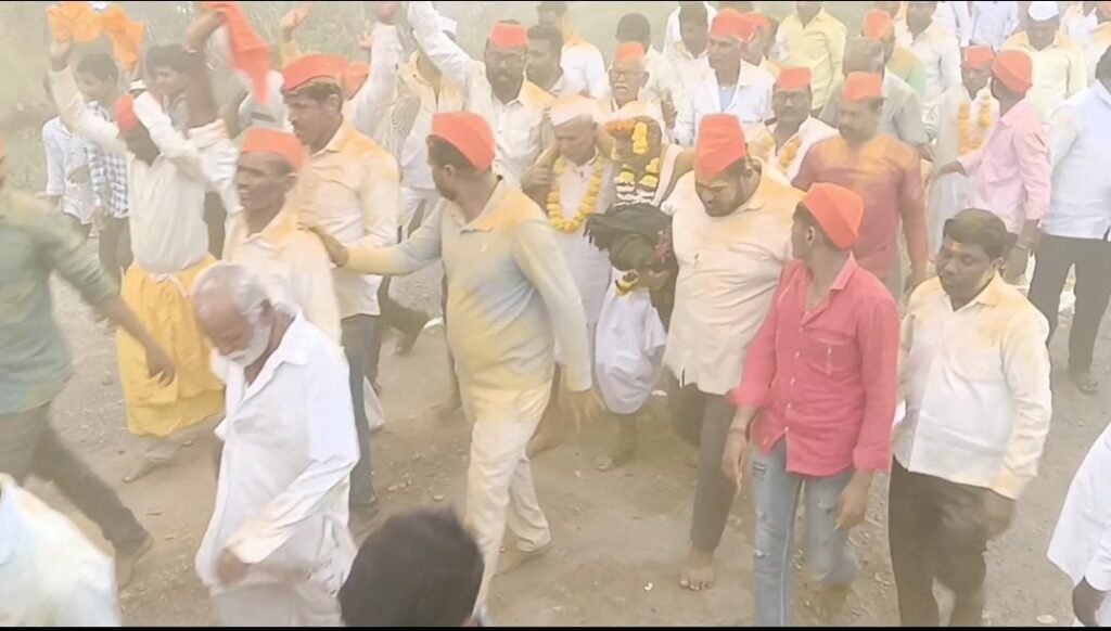 जारकरवाडीत पारंपरिक पद्धतीने दसरा उत्साहात ; बिरोबा मंदिरात दहा दिवसांचा कीर्तन महोत्सव; बारा गाड्या ओढण्यासह गजी नृत्याने रंगला दसरा सोहळा !! 1011400452