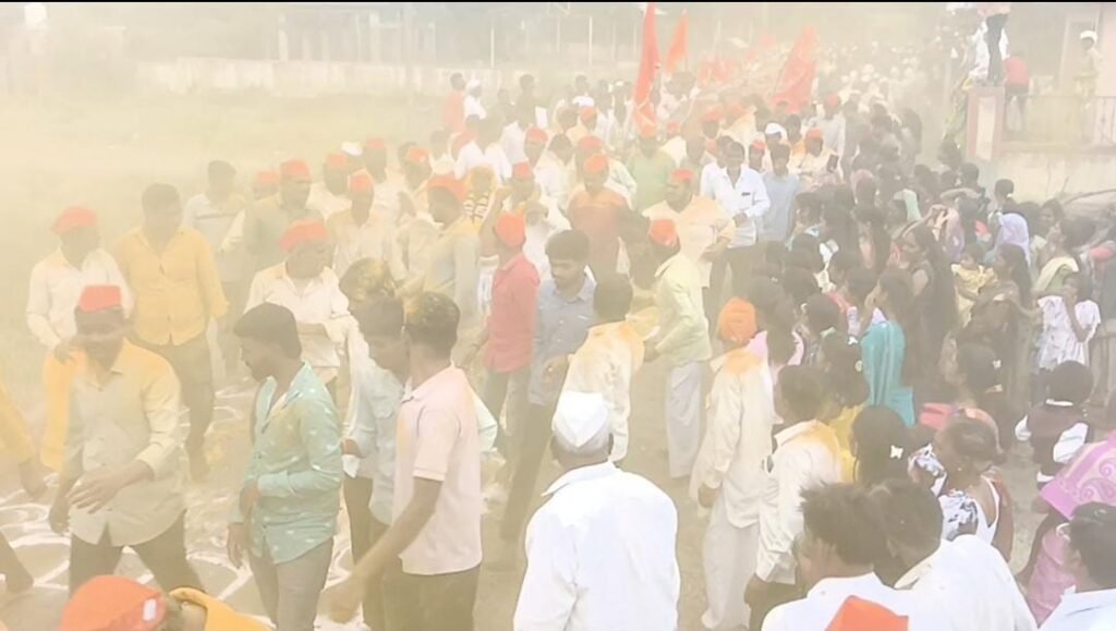 जारकरवाडीत पारंपरिक पद्धतीने दसरा उत्साहात ; बिरोबा मंदिरात दहा दिवसांचा कीर्तन महोत्सव; बारा गाड्या ओढण्यासह गजी नृत्याने रंगला दसरा सोहळा !! 1011400470