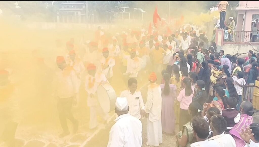 जारकरवाडीत पारंपरिक पद्धतीने दसरा उत्साहात ; बिरोबा मंदिरात दहा दिवसांचा कीर्तन महोत्सव; बारा गाड्या ओढण्यासह गजी नृत्याने रंगला दसरा सोहळा !! 1011400475