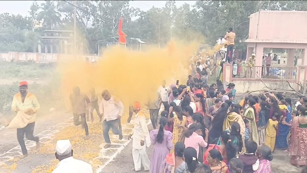जारकरवाडीत पारंपरिक पद्धतीने दसरा उत्साहात ; बिरोबा मंदिरात दहा दिवसांचा कीर्तन महोत्सव; बारा गाड्या ओढण्यासह गजी नृत्याने रंगला दसरा सोहळा !! 1011400481