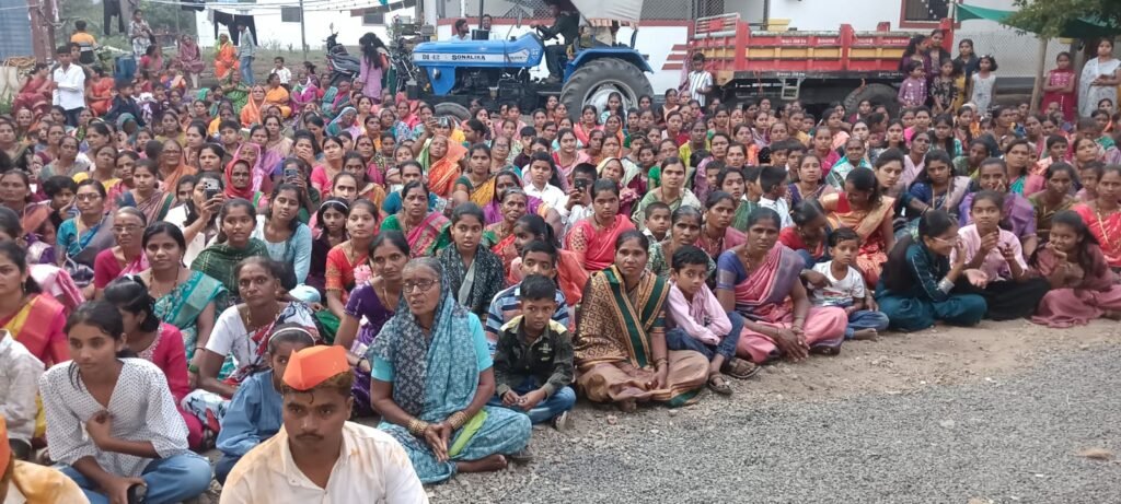 जारकरवाडीत पारंपरिक पद्धतीने दसरा उत्साहात ; बिरोबा मंदिरात दहा दिवसांचा कीर्तन महोत्सव; बारा गाड्या ओढण्यासह गजी नृत्याने रंगला दसरा सोहळा !! 1011400685
