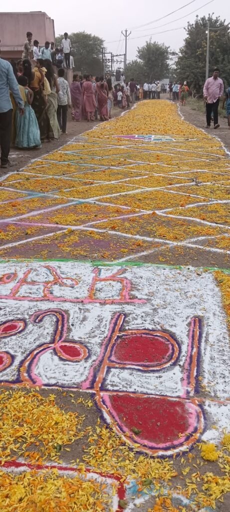 जारकरवाडीत पारंपरिक पद्धतीने दसरा उत्साहात ; बिरोबा मंदिरात दहा दिवसांचा कीर्तन महोत्सव; बारा गाड्या ओढण्यासह गजी नृत्याने रंगला दसरा सोहळा !! 1011400704