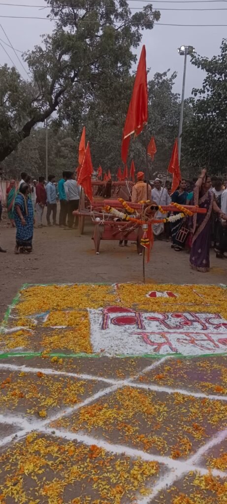 जारकरवाडीत पारंपरिक पद्धतीने दसरा उत्साहात ; बिरोबा मंदिरात दहा दिवसांचा कीर्तन महोत्सव; बारा गाड्या ओढण्यासह गजी नृत्याने रंगला दसरा सोहळा !! 1011400708