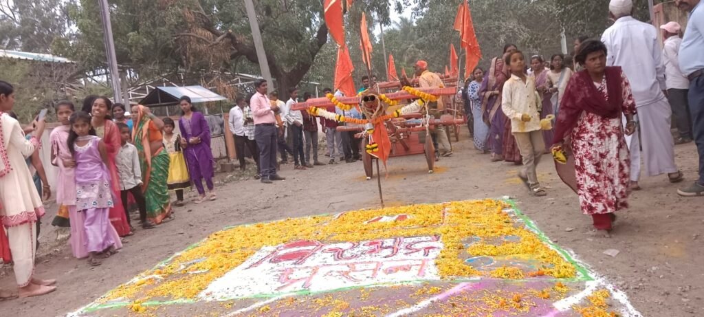 जारकरवाडीत पारंपरिक पद्धतीने दसरा उत्साहात ; बिरोबा मंदिरात दहा दिवसांचा कीर्तन महोत्सव; बारा गाड्या ओढण्यासह गजी नृत्याने रंगला दसरा सोहळा !! 1011400713