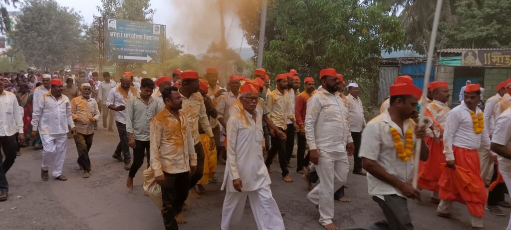 जारकरवाडीत पारंपरिक पद्धतीने दसरा उत्साहात ; बिरोबा मंदिरात दहा दिवसांचा कीर्तन महोत्सव; बारा गाड्या ओढण्यासह गजी नृत्याने रंगला दसरा सोहळा !! 1011400719