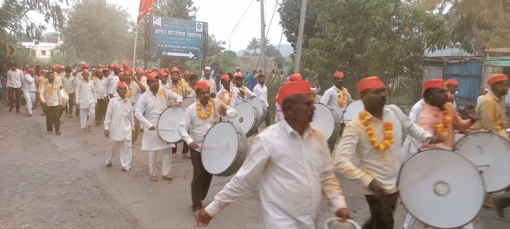 जारकरवाडीत पारंपरिक पद्धतीने दसरा उत्साहात ; बिरोबा मंदिरात दहा दिवसांचा कीर्तन महोत्सव; बारा गाड्या ओढण्यासह गजी नृत्याने रंगला दसरा सोहळा !! 1011400730