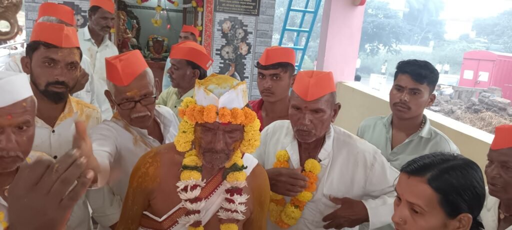 जारकरवाडीत पारंपरिक पद्धतीने दसरा उत्साहात ; बिरोबा मंदिरात दहा दिवसांचा कीर्तन महोत्सव; बारा गाड्या ओढण्यासह गजी नृत्याने रंगला दसरा सोहळा !! 1011400734