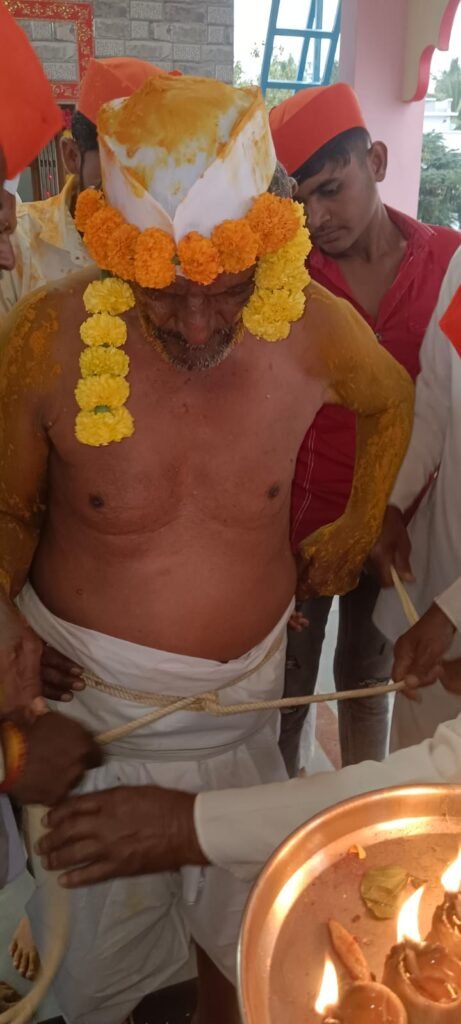 जारकरवाडीत पारंपरिक पद्धतीने दसरा उत्साहात ; बिरोबा मंदिरात दहा दिवसांचा कीर्तन महोत्सव; बारा गाड्या ओढण्यासह गजी नृत्याने रंगला दसरा सोहळा !! 1011400744
