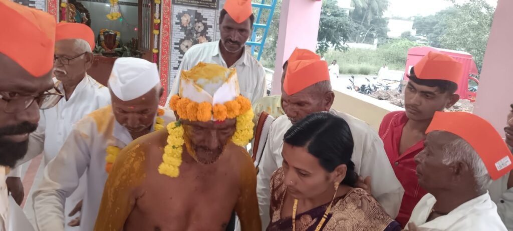 जारकरवाडीत पारंपरिक पद्धतीने दसरा उत्साहात ; बिरोबा मंदिरात दहा दिवसांचा कीर्तन महोत्सव; बारा गाड्या ओढण्यासह गजी नृत्याने रंगला दसरा सोहळा !! 1011400748