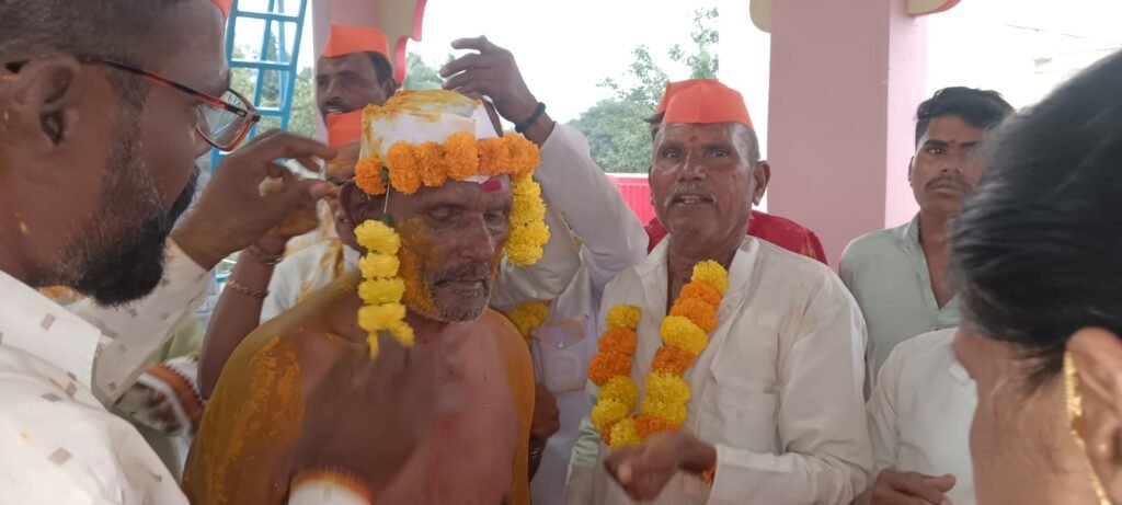 जारकरवाडीत पारंपरिक पद्धतीने दसरा उत्साहात ; बिरोबा मंदिरात दहा दिवसांचा कीर्तन महोत्सव; बारा गाड्या ओढण्यासह गजी नृत्याने रंगला दसरा सोहळा !! 1011400751
