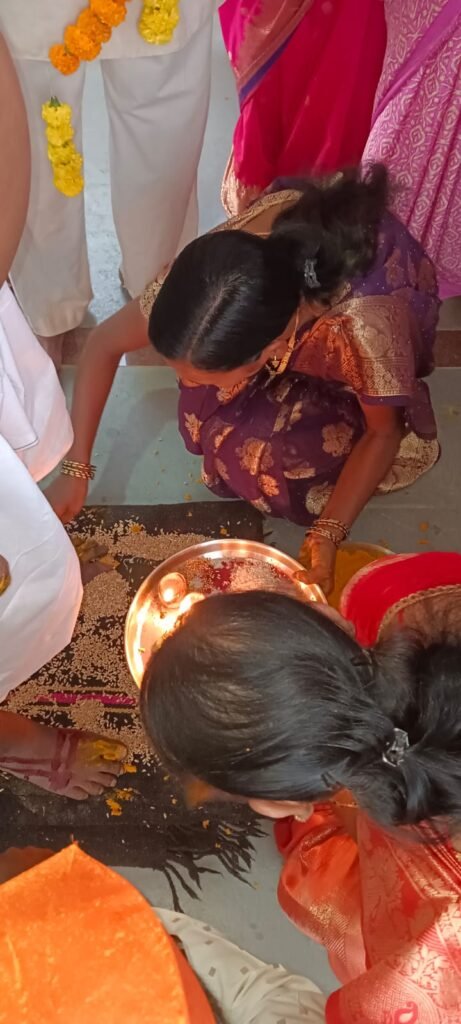 जारकरवाडीत पारंपरिक पद्धतीने दसरा उत्साहात ; बिरोबा मंदिरात दहा दिवसांचा कीर्तन महोत्सव; बारा गाड्या ओढण्यासह गजी नृत्याने रंगला दसरा सोहळा !! 1011400756