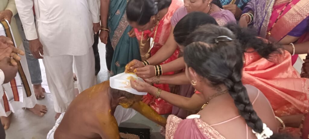 जारकरवाडीत पारंपरिक पद्धतीने दसरा उत्साहात ; बिरोबा मंदिरात दहा दिवसांचा कीर्तन महोत्सव; बारा गाड्या ओढण्यासह गजी नृत्याने रंगला दसरा सोहळा !! 1011400772