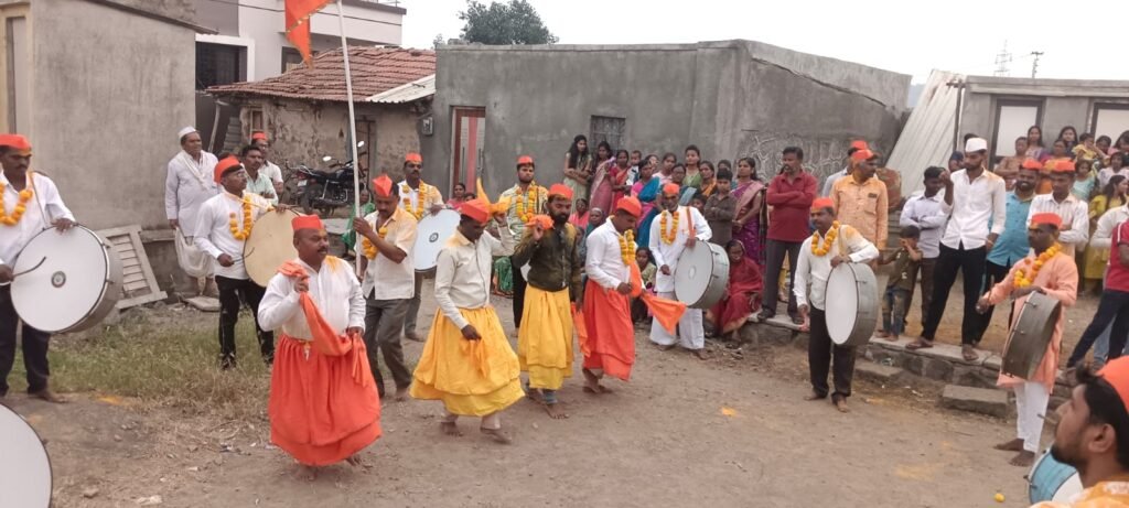 जारकरवाडीत पारंपरिक पद्धतीने दसरा उत्साहात ; बिरोबा मंदिरात दहा दिवसांचा कीर्तन महोत्सव; बारा गाड्या ओढण्यासह गजी नृत्याने रंगला दसरा सोहळा !! 1011400776