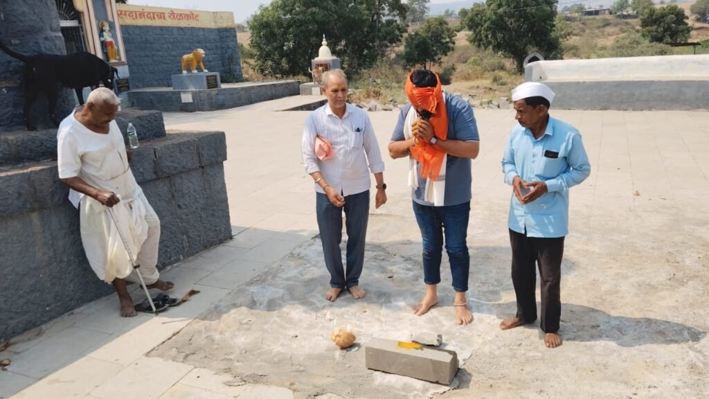धामणीच्या खंडोबा मंदिरात दुसऱ्या दगडी दीपमाळेच्या कामाचा शुभारंभ ; ज्येष्ठ उद्योजक किरण खुळे यांच्या हस्ते भूमिपूजन; चंपाषष्ठीपर्यंत काम पूर्ण करण्याचे नियोजन !! 1011457428