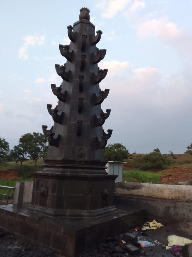 धामणीच्या खंडोबा मंदिरात दुसऱ्या दगडी दीपमाळेच्या कामाचा शुभारंभ ; ज्येष्ठ उद्योजक किरण खुळे यांच्या हस्ते भूमिपूजन; चंपाषष्ठीपर्यंत काम पूर्ण करण्याचे नियोजन !! 1011457430