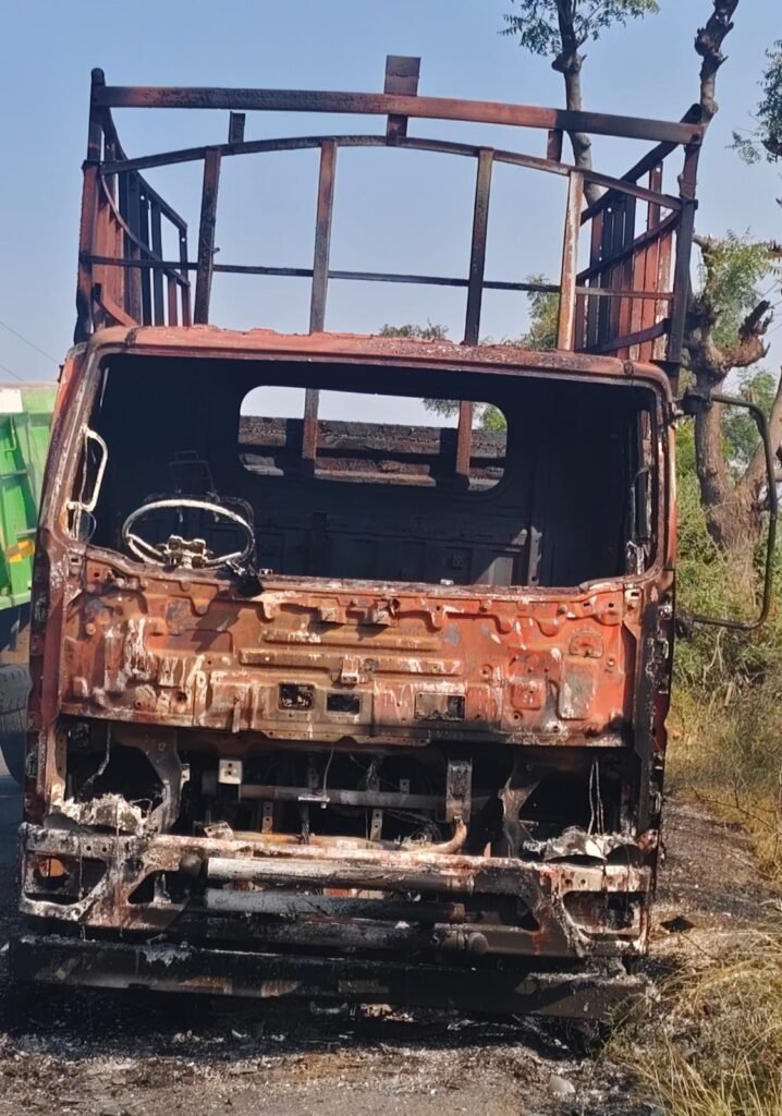 लोणी-मंचर रस्त्यावर मध्यरात्री ट्रक जळून खाक; आगीचे कारण गुलदस्त्यात !! 1011469130