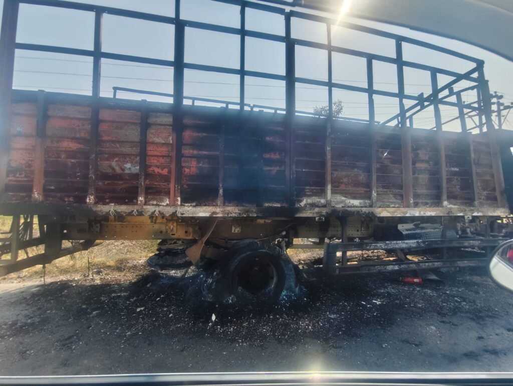 लोणी-मंचर रस्त्यावर मध्यरात्री ट्रक जळून खाक; आगीचे कारण गुलदस्त्यात !! 1011469133