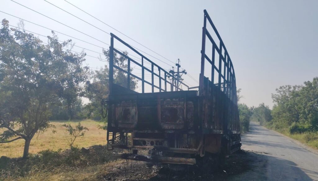 लोणी-मंचर रस्त्यावर मध्यरात्री ट्रक जळून खाक; आगीचे कारण गुलदस्त्यात !! 1011469141