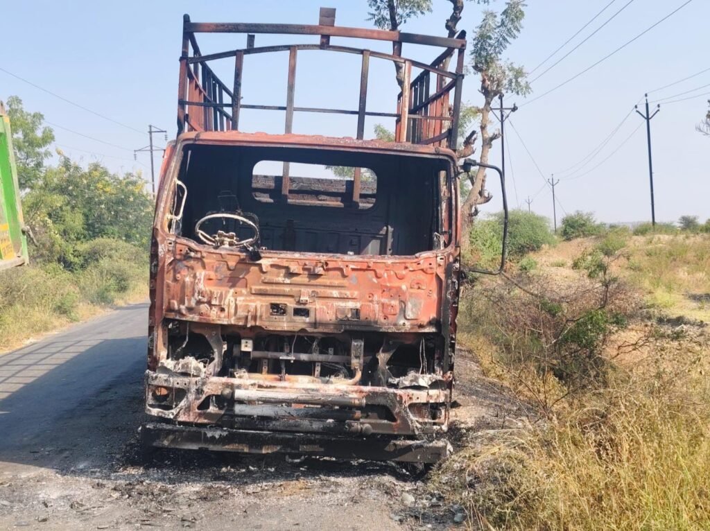 लोणी-मंचर रस्त्यावर मध्यरात्री ट्रक जळून खाक; आगीचे कारण गुलदस्त्यात !! 1011469147