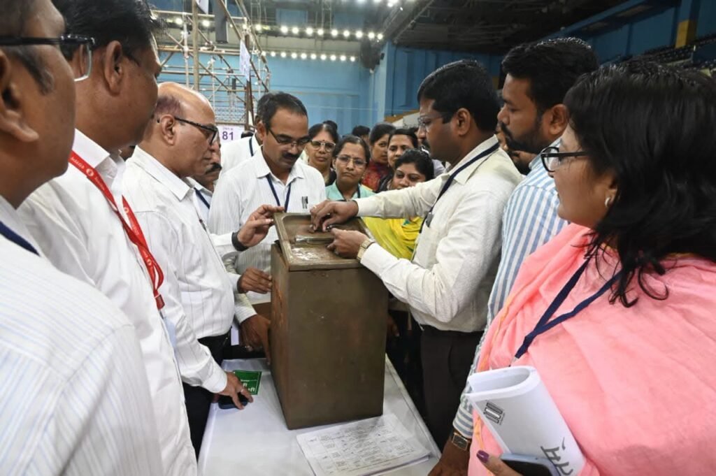 पुणे विभाग पदवीधर व पुणे विभाग शिक्षक मतदार संघांच्या मतमोजणीसाठी यंत्रणा सज्ज !! 1011469675