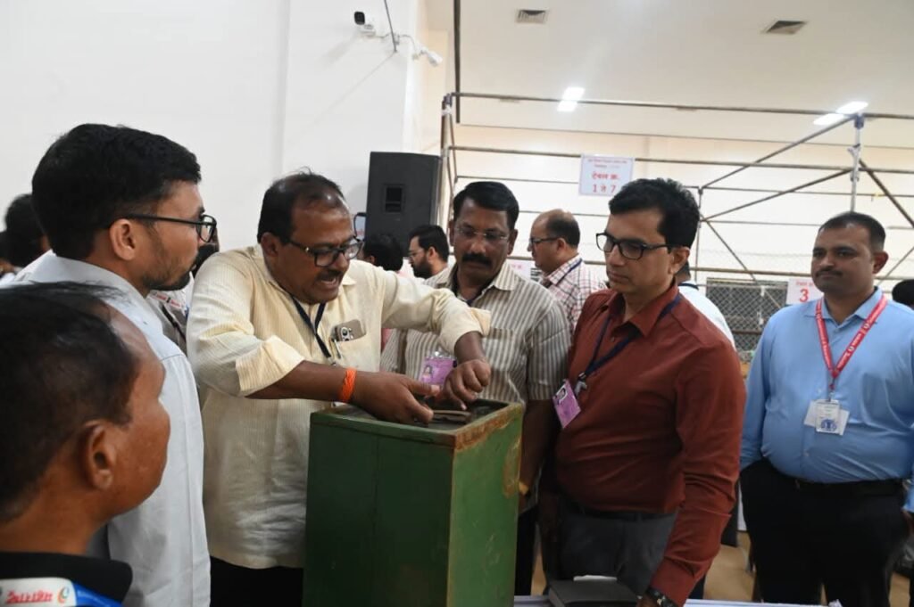 पुणे विभाग पदवीधर व पुणे विभाग शिक्षक मतदार संघांच्या मतमोजणीसाठी यंत्रणा सज्ज !! 1011469680